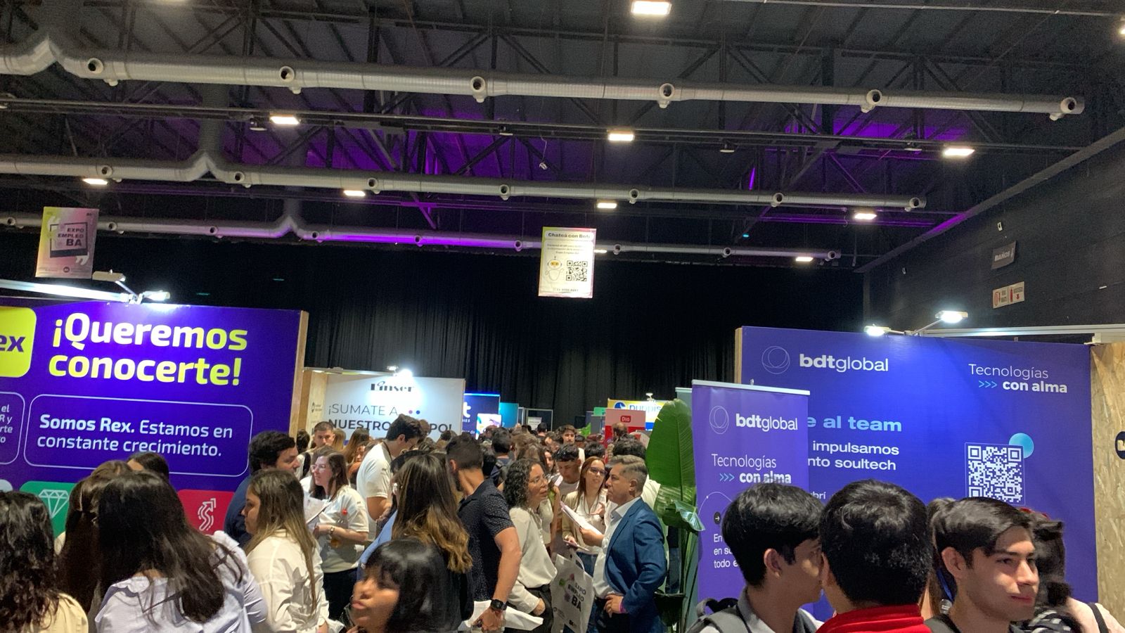 Company stands and visitors at the Empleyo Argentina.